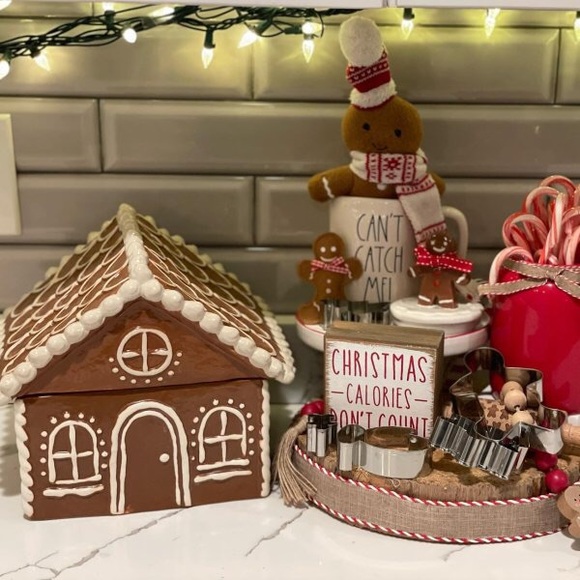 Pottery Barn Whimsical Lidded Holiday Gingerbread House Stoneware Cookie Jar BN - Picture 8 of 16